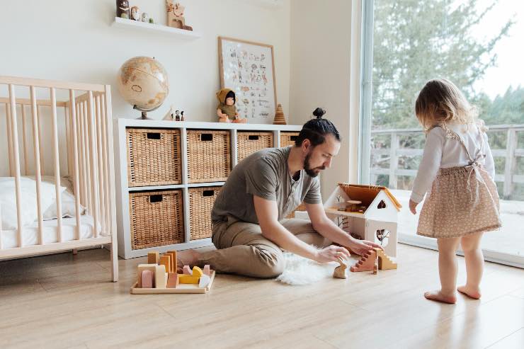 papà che gioca nella cameretta con la figlia