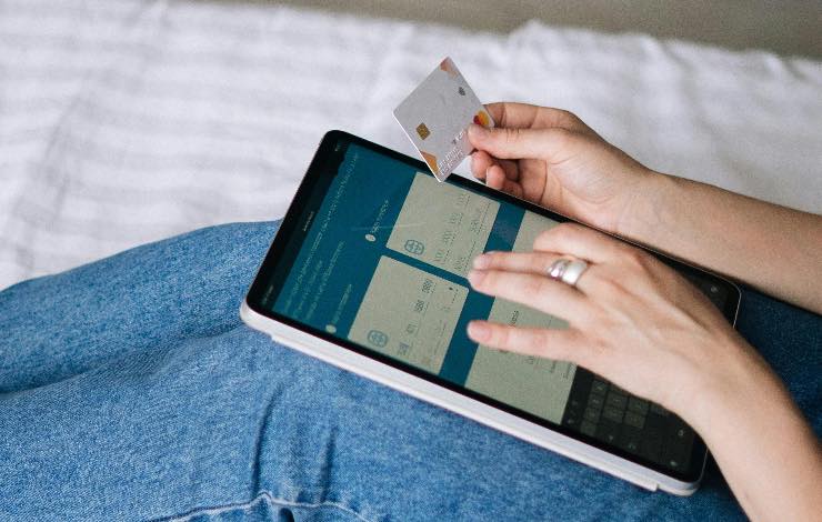 carta per acquistare e tablet 