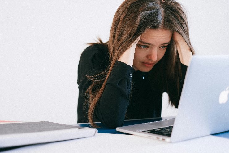 ragazza disperata di fronte al pc 