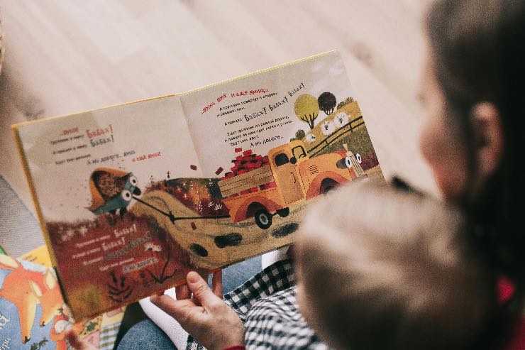 mamma che legge il libro al figlio 