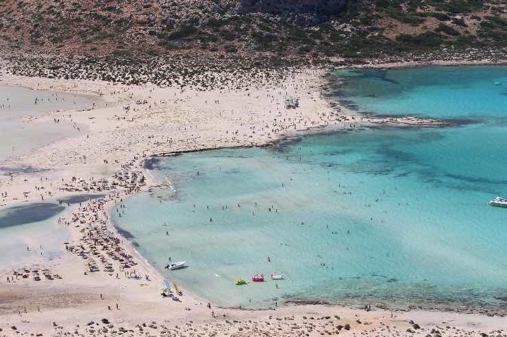 spiaggia piena di turisti 