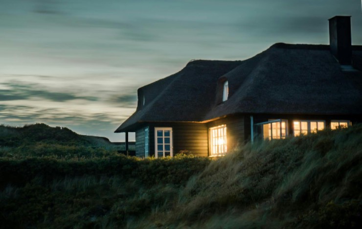 casa con luci accese 