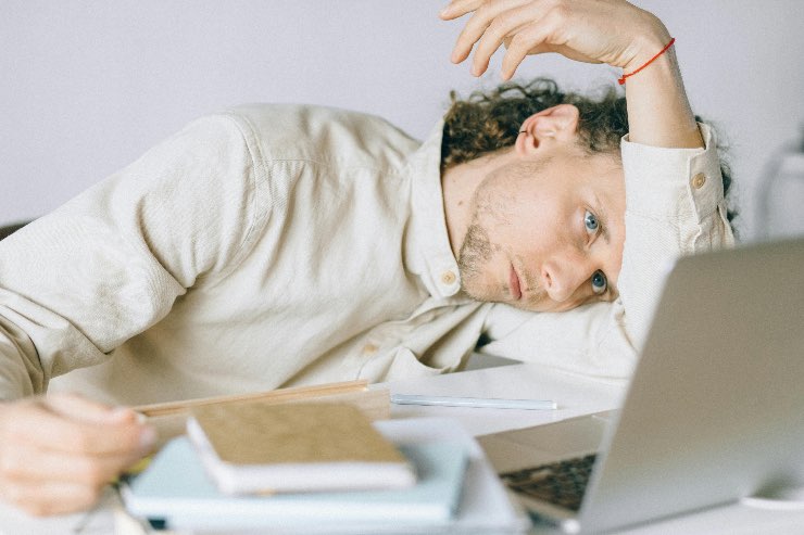 lavoratore stanco di fronte al pc 