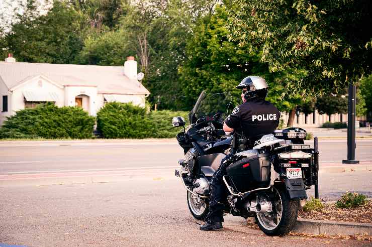 poliziotto sulla moto 