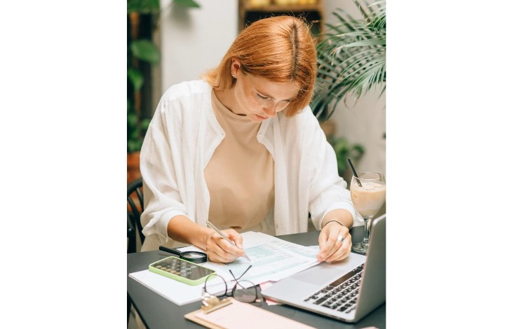 donna al pc che fa i conti