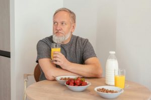 uomo che fa colazione 