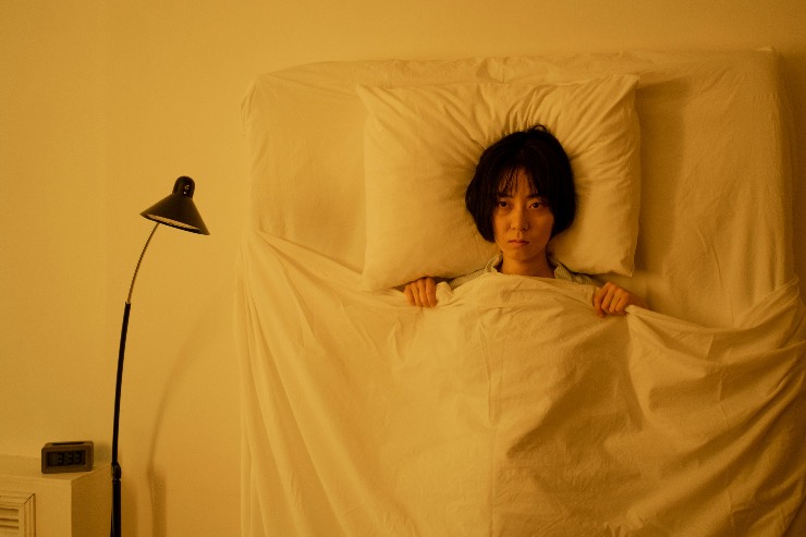 Donna insonne dentro il letto 