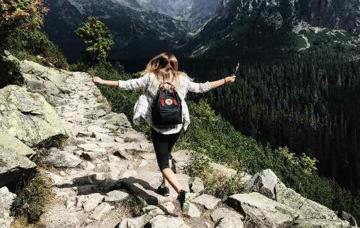 ragazza che corre felice in montagna 