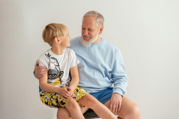 papà che tiene in braccio il figlio