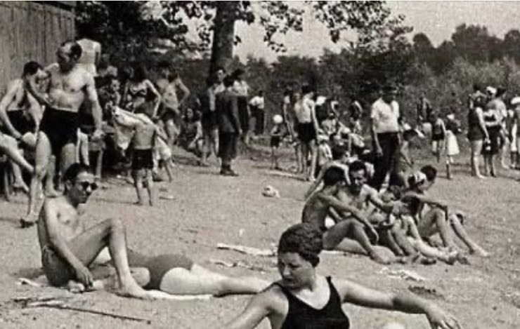 foto storica della spiaggia a torino negli anni 50 