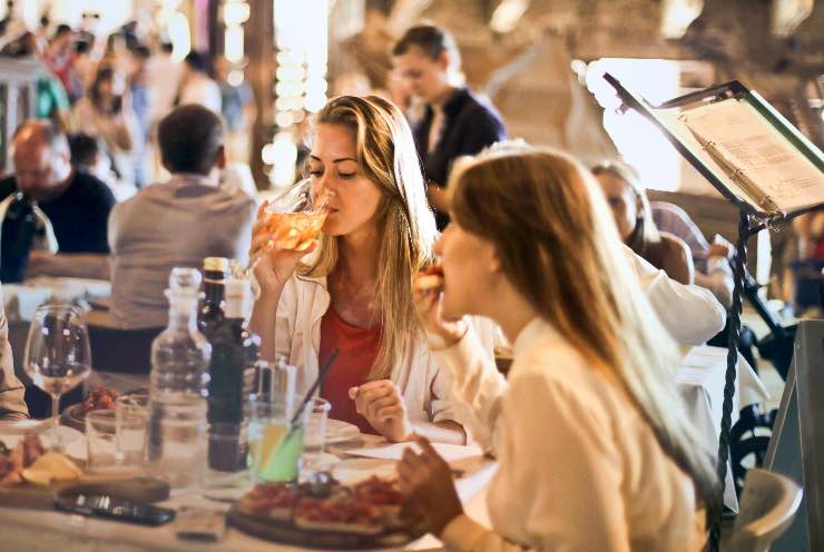 ragazze che mangiano al ristorante 