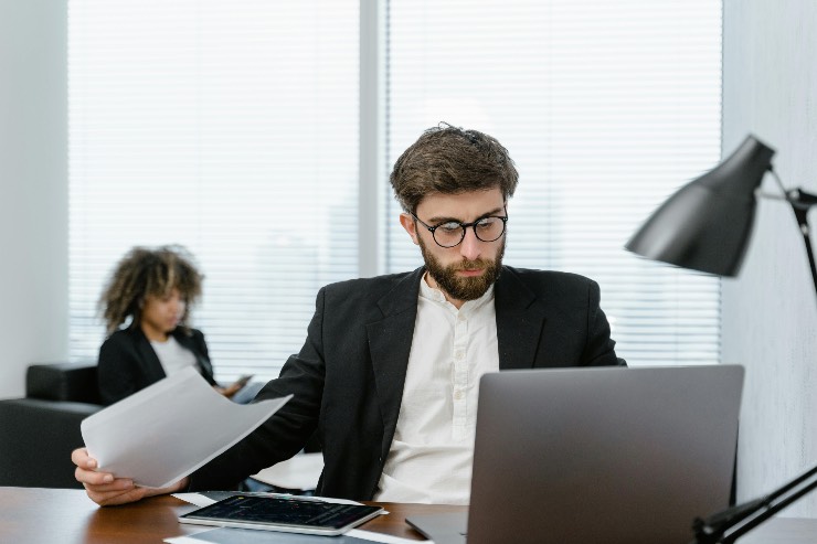 ragazzo in ufficio al pc 