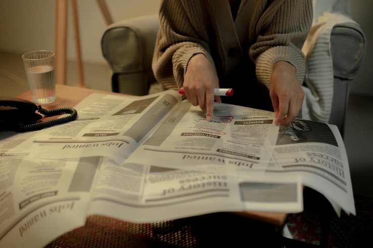 persona che cerca lavoro sui giornali 