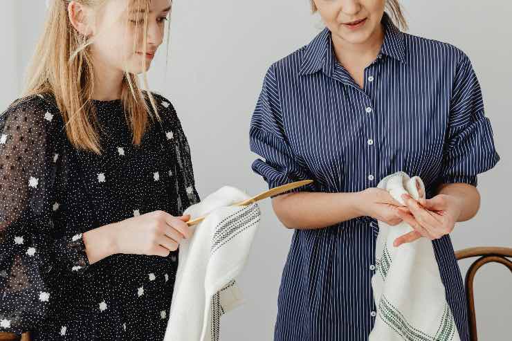 due donne che asciugano i mestoli