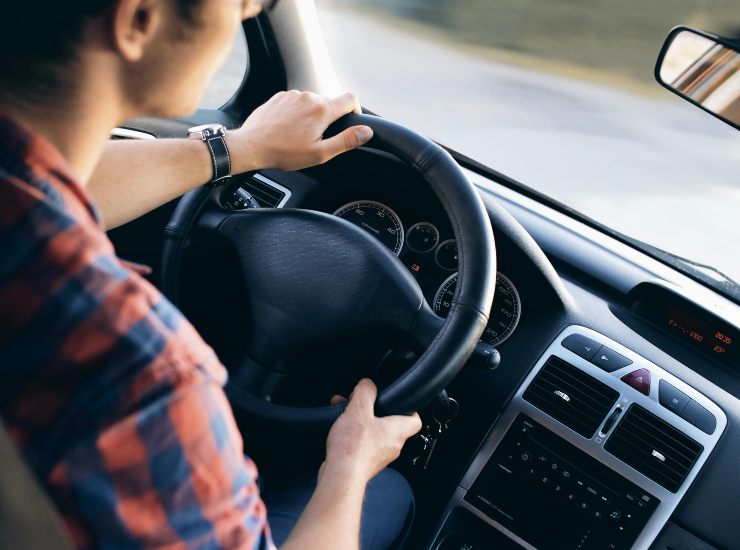 Quattro frecce in auto (pexels.com) - circuitolavoro.it