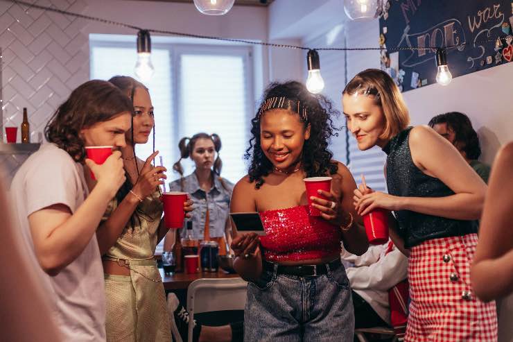 ragazze che fanno festa in casa
