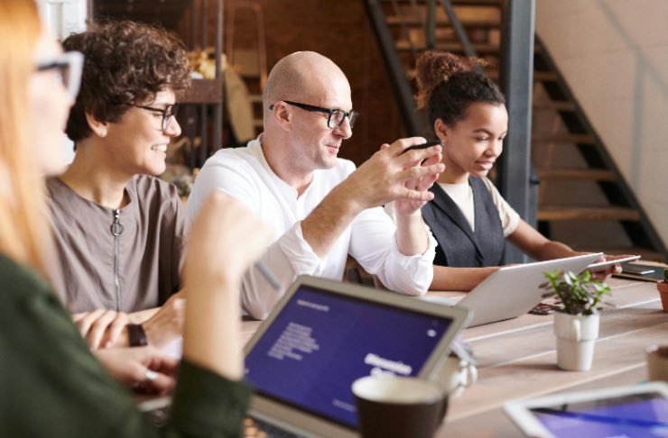 gruppo di lavoratori davanti ai pc 