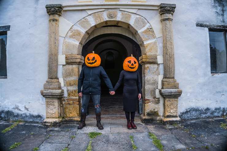 persone vestite da zucca