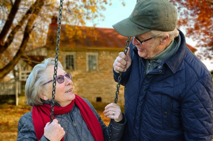 due pensionati sull'altalena