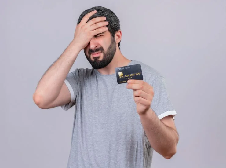Uomo che guarda carta di credito