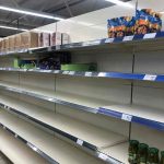 Scaffali vuoti supermercato