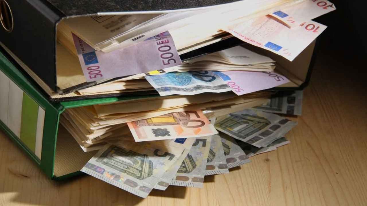 fascicolo con fogli e soldi che escono fuori
