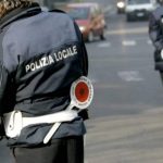 Polizia locale che chiede documenti al posto di blocco