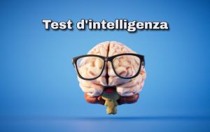 Cervello con gli occhiali e scritta "test d'intelligenza'