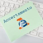 Foglietto su tastiera pc con scritto "Accertamento" e logo Agenzia delle Entrate