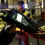 Conducente che esegue l'alcol test offerto dalle forze dell'ordine