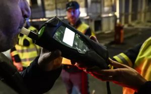 Conducente che esegue l'alcol test offerto dalle forze dell'ordine