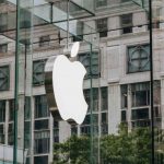 Logo Apple su vetrina di uno store