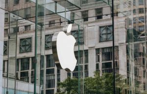 Logo Apple su vetrina di uno store
