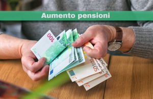 Pensionato con banconote in mano e scritta "aumento pensioni"