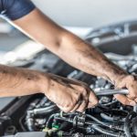 Meccanico che aggiusta un'auto