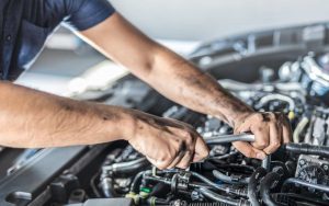 Meccanico che aggiusta un'auto