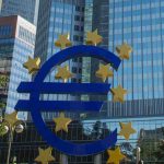 Logo euro fuori dalla banca centrale europea