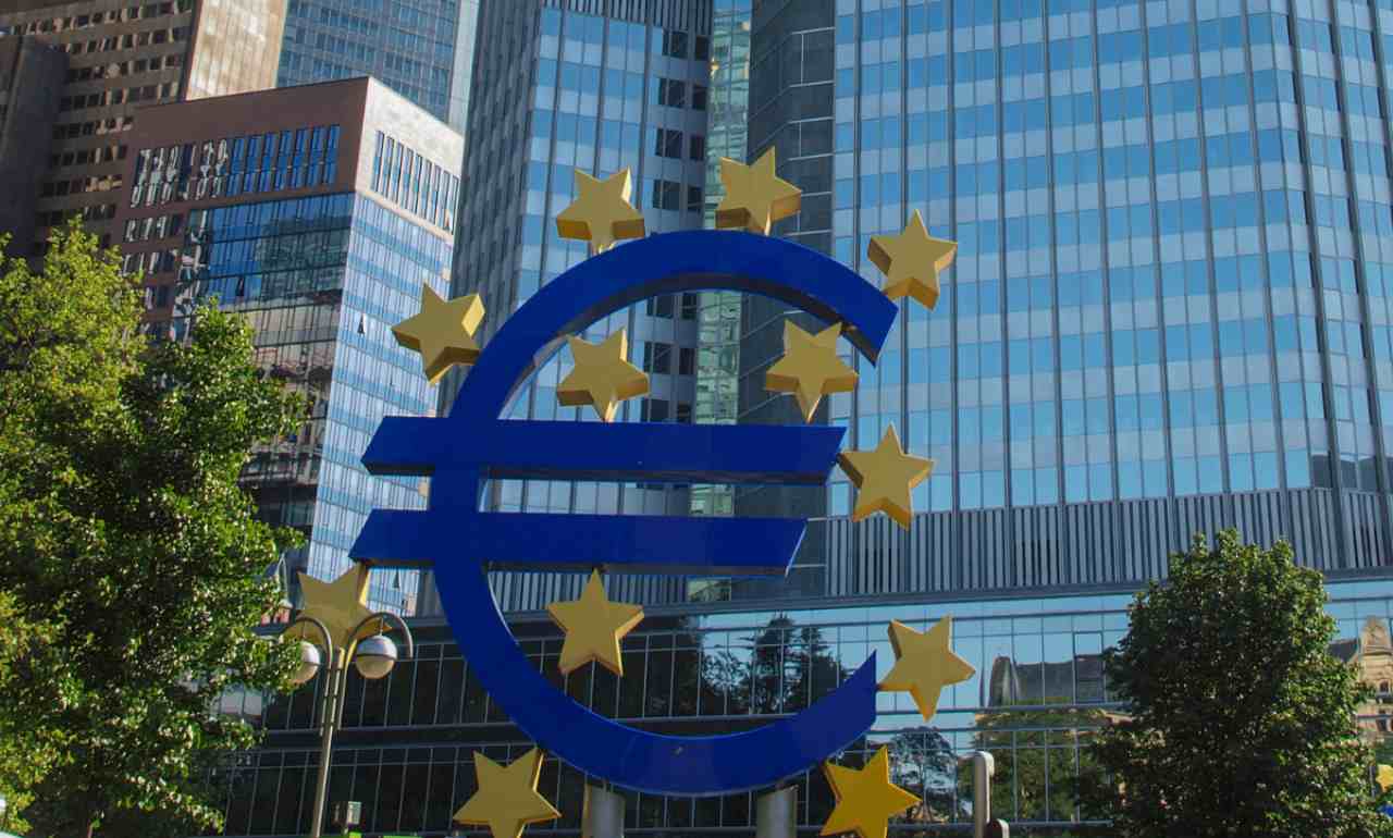 Logo euro fuori dalla banca centrale europea