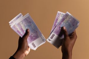 Donna con tante banconote da 500€ in mano