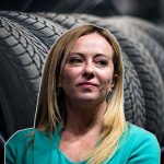 Giorgia Meloni primo piano e pneumatici sullo sfondo