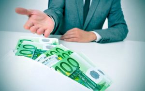 Datore di lavoro che da busta paga a dipendente con banconote da 100€