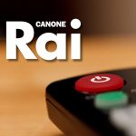 Telecomando con focus su tasto on/of e scritta Canone Rai