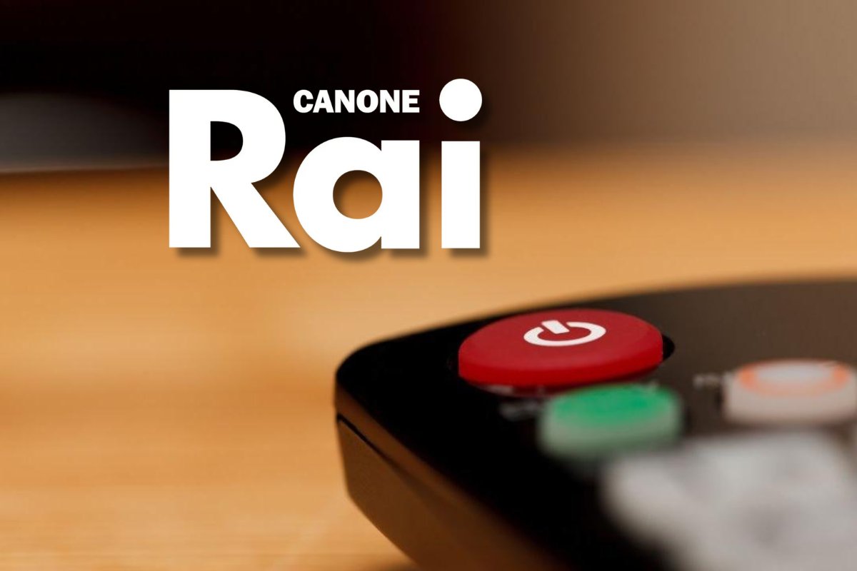Telecomando con focus su tasto on/of e scritta Canone Rai