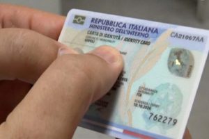 Carta d'Identità elettronica in mano ad un uomo