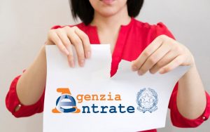 Donna che strappa un foglio con scritto "Agenzia delle Entrate"