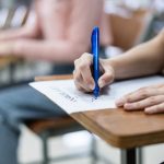 ragazza che compila un concorso pubblico