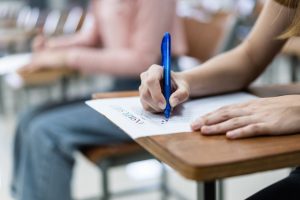 ragazza che compila un concorso pubblico