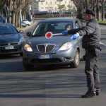 Vigile che ferma auto con la paletta