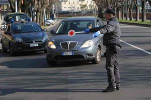 Vigile che ferma auto con la paletta