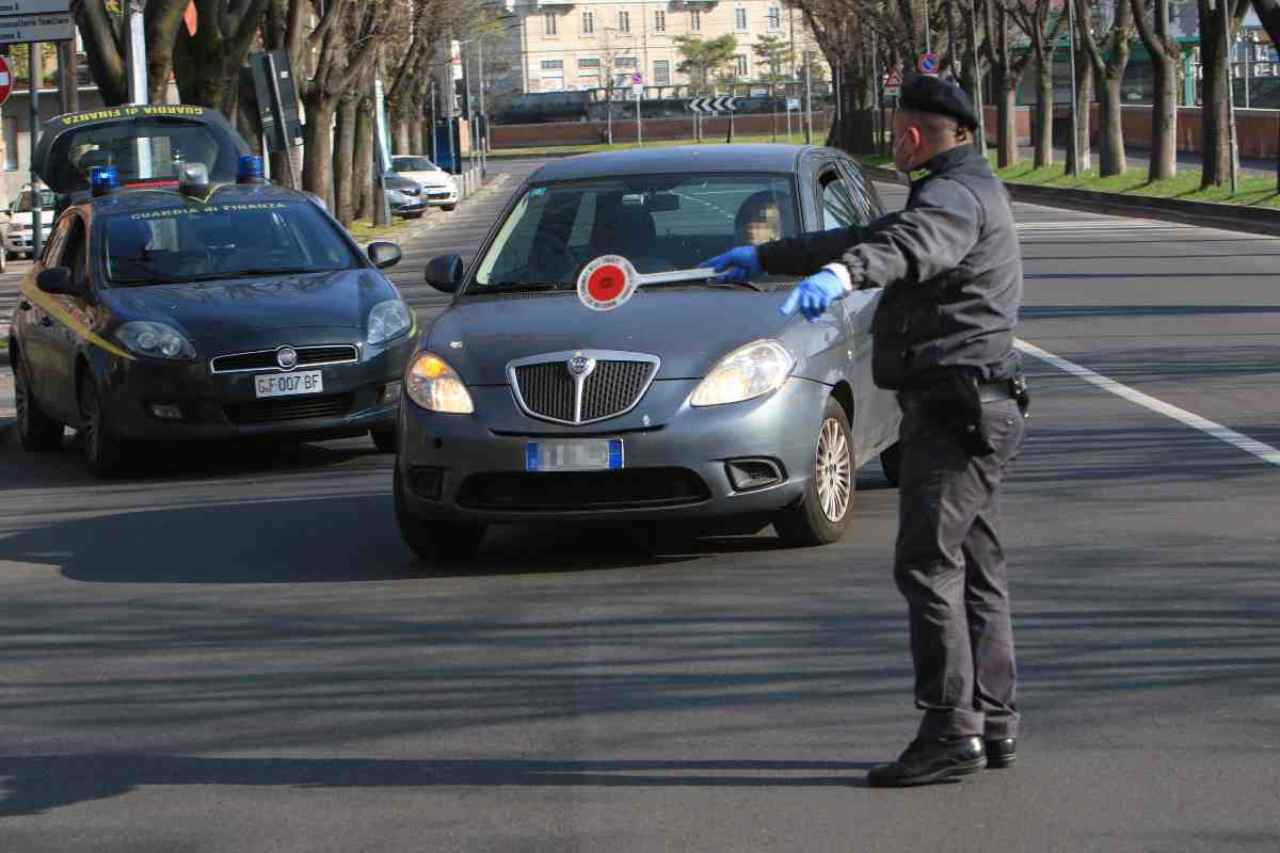 Vigile che ferma auto con la paletta
